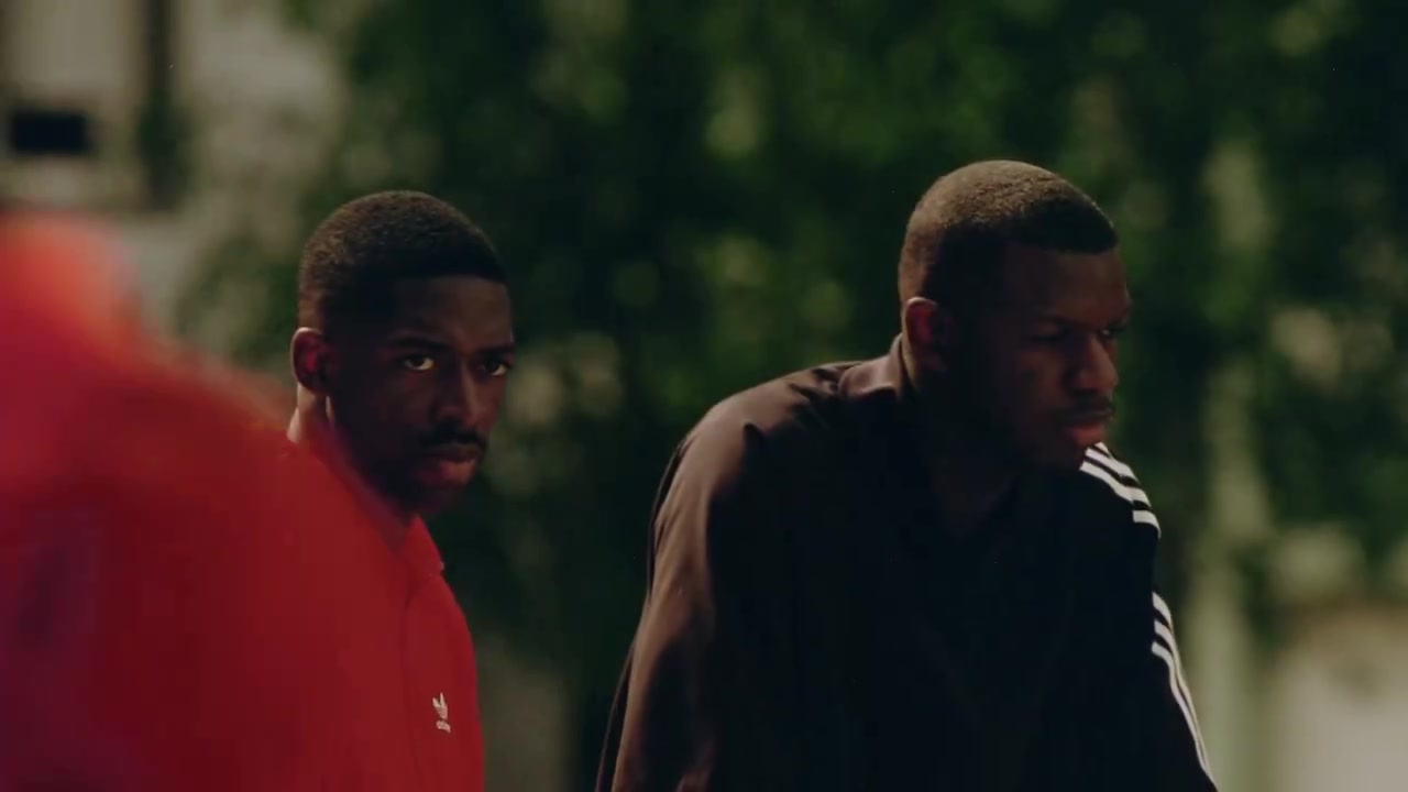 九游体育官网入口-登贝莱与阿迪达斯合作拍摄宣传片,与少年一起踢球